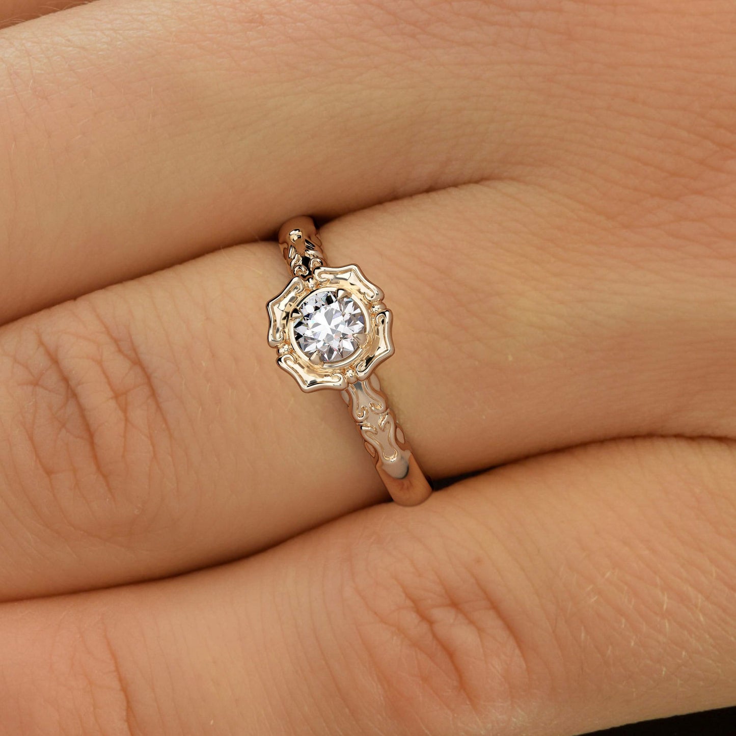 Petals Halo and Round Diamond Ring - LA FLEUR BAROQUE