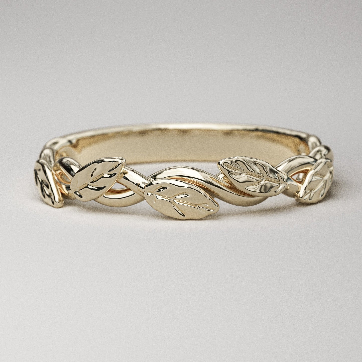 Nature inspired ring with leaves in yellow gold