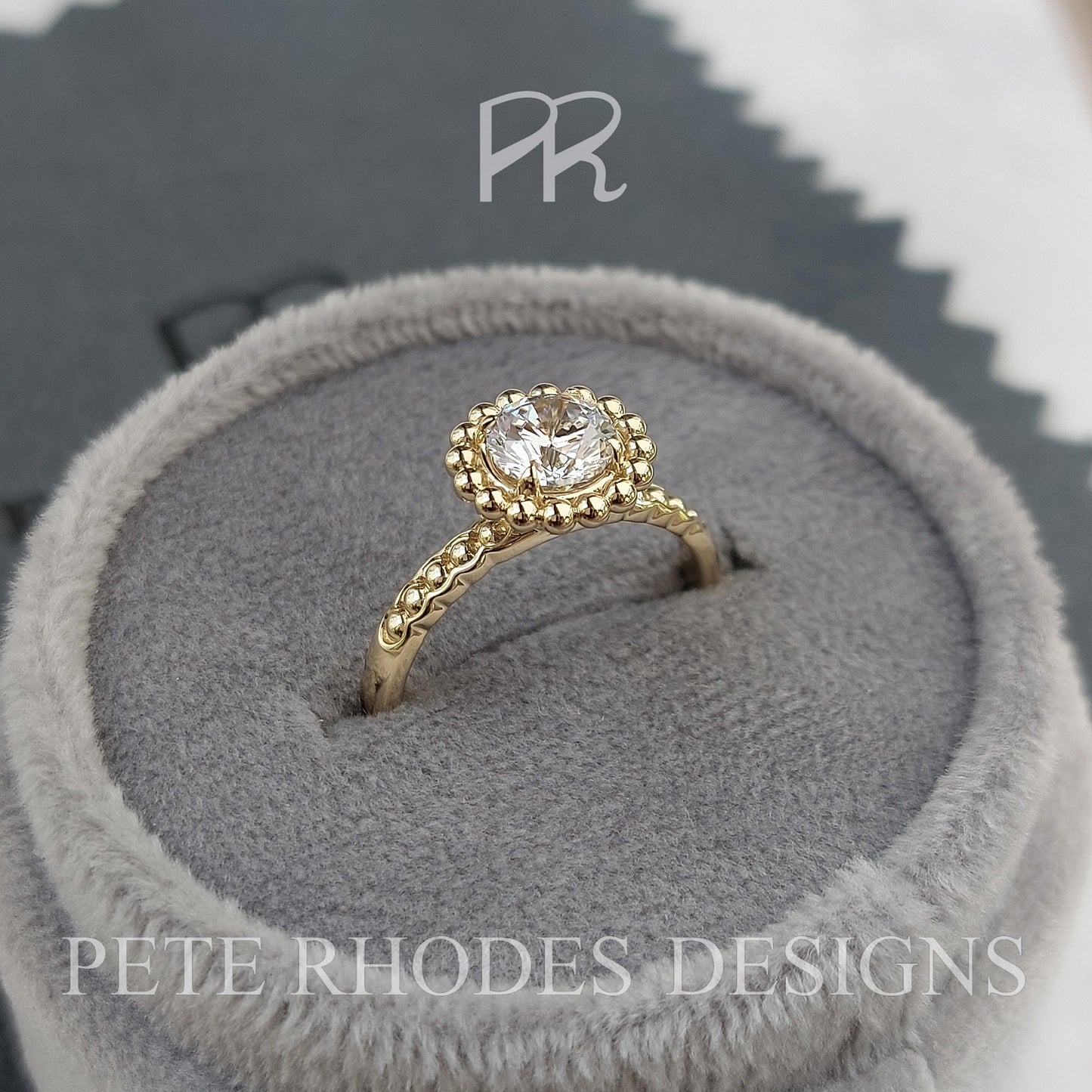 Gold Spheres Halo with Round Charles and Colvard Moissanite Gemstone - LA SPHÈRES