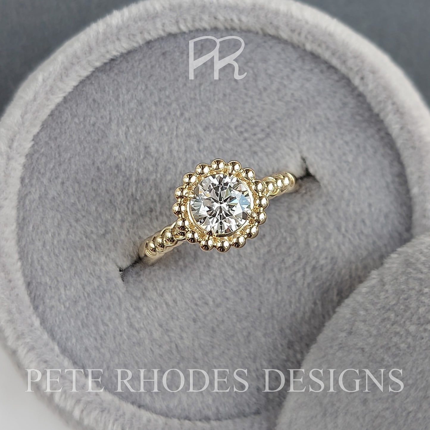 Gold Spheres Halo with Round Charles and Colvard Moissanite Gemstone - LA SPHÈRES