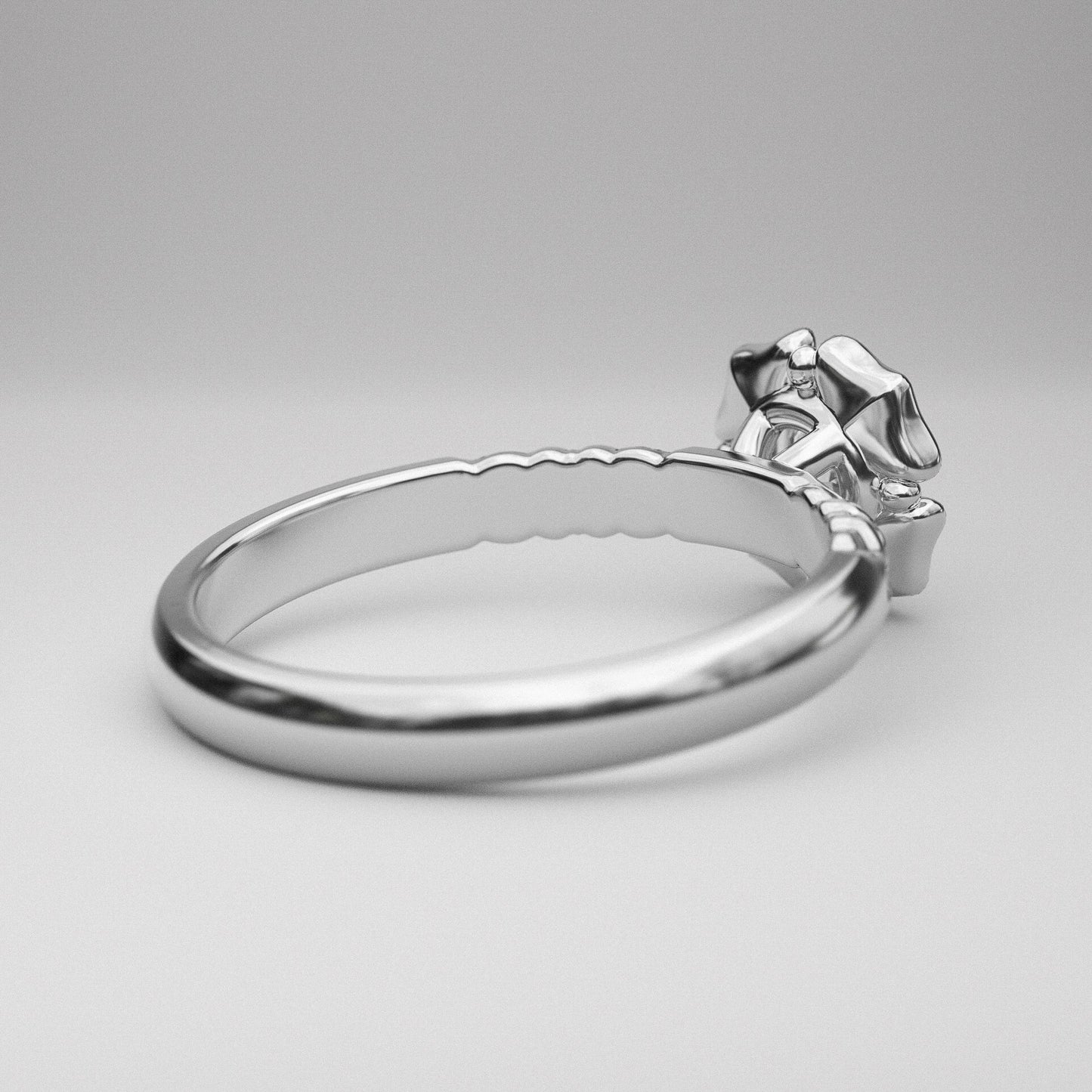 Petals Halo and Round Diamond Ring - LA FLEUR BAROQUE