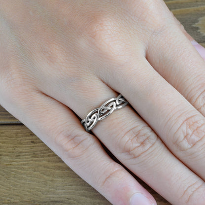 celtic-eternal-knot-ring-white-gold-on-finger