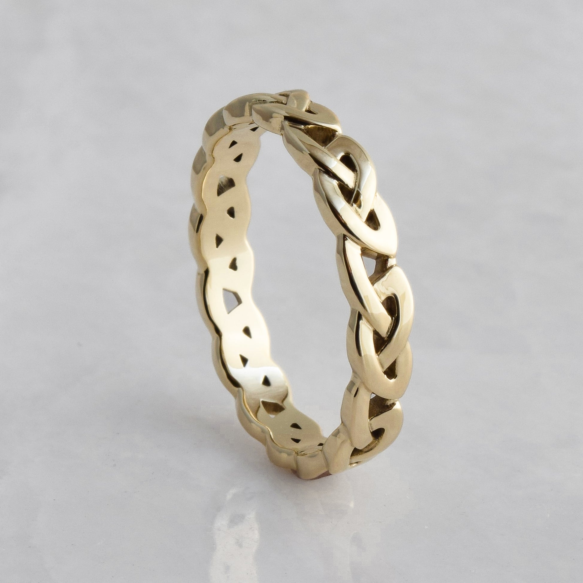 overhand knot gold band - edge view