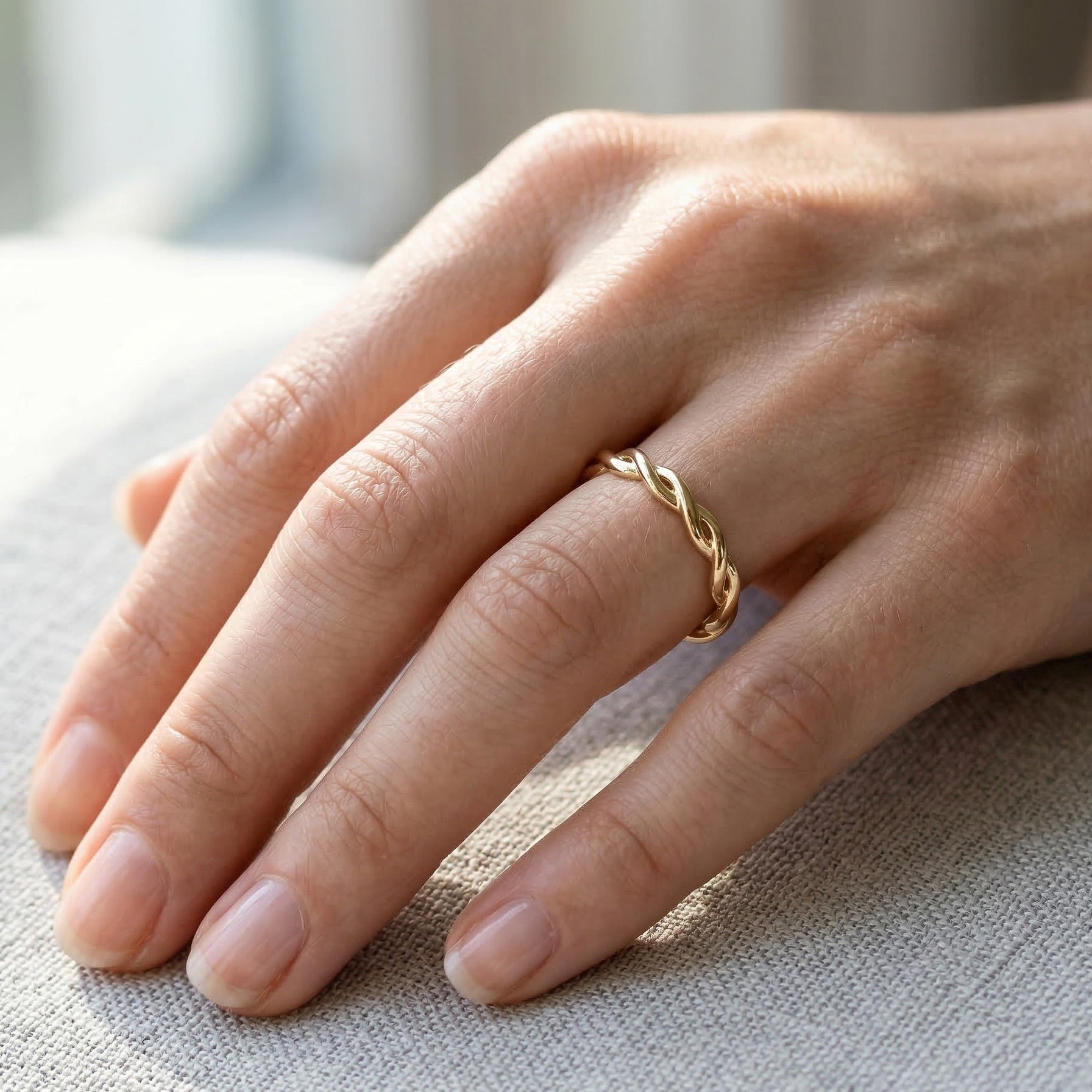 Weave ring in yellow gold worn on a hand