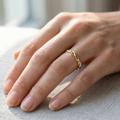 Weave ring in yellow gold worn on a hand