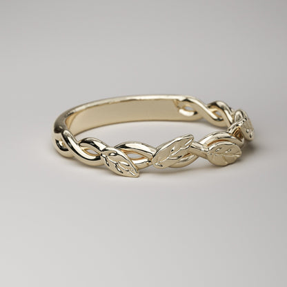 Nature inspired ring with leaves in yellow gold
