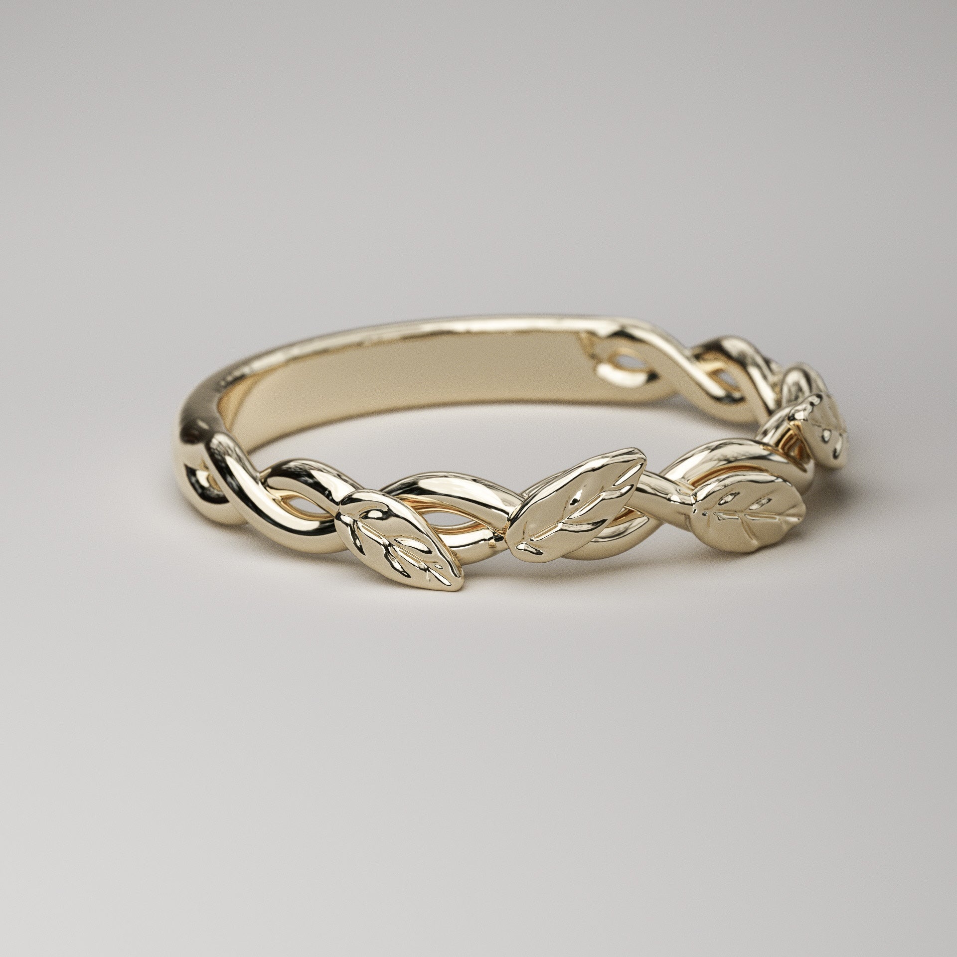 Nature inspired ring with leaves in yellow gold