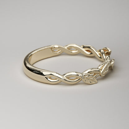 intertwined vine ring with leaves in yellow gold