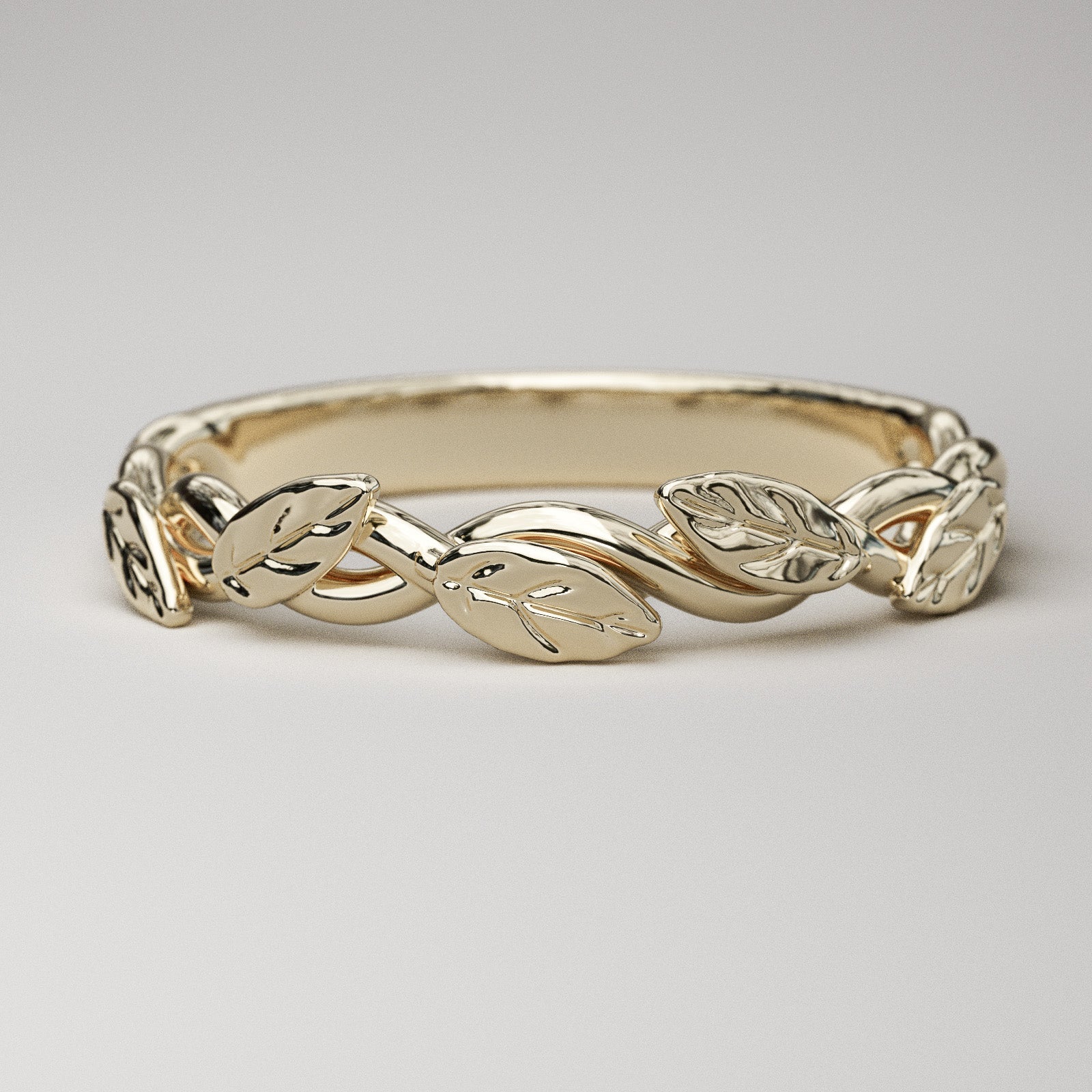 Nature inspired ring with leaves in yellow gold
