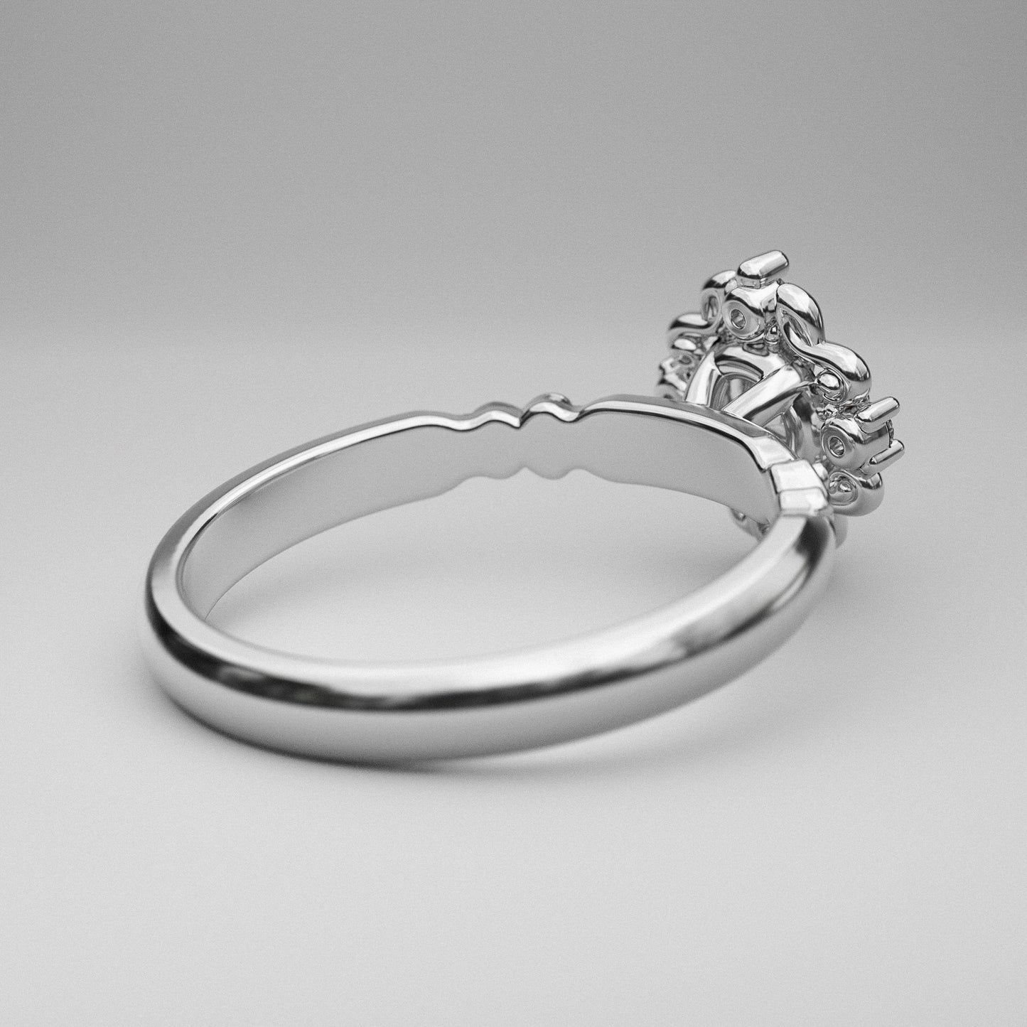 Sculpted Halo and Round Diamond Ring - LA TAILLÉE